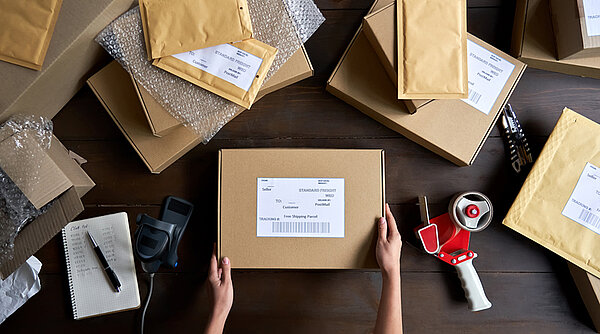 Versandverpackungen auf dem Prüfstand: Vor- und Nachteile von Kartons und Co.